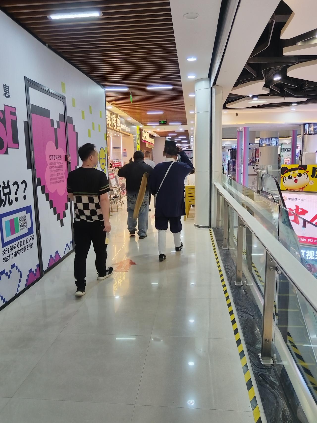道长也到商场开展业务了
现在看来看破红尘的人日子也不好过了
开始接活了
现在上香