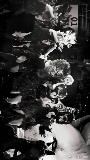 薛之谦和歌迷现场拜把子 现场被点歌的歌迷张口就是哥哥，薛之谦笑着回应弟弟，仿佛大