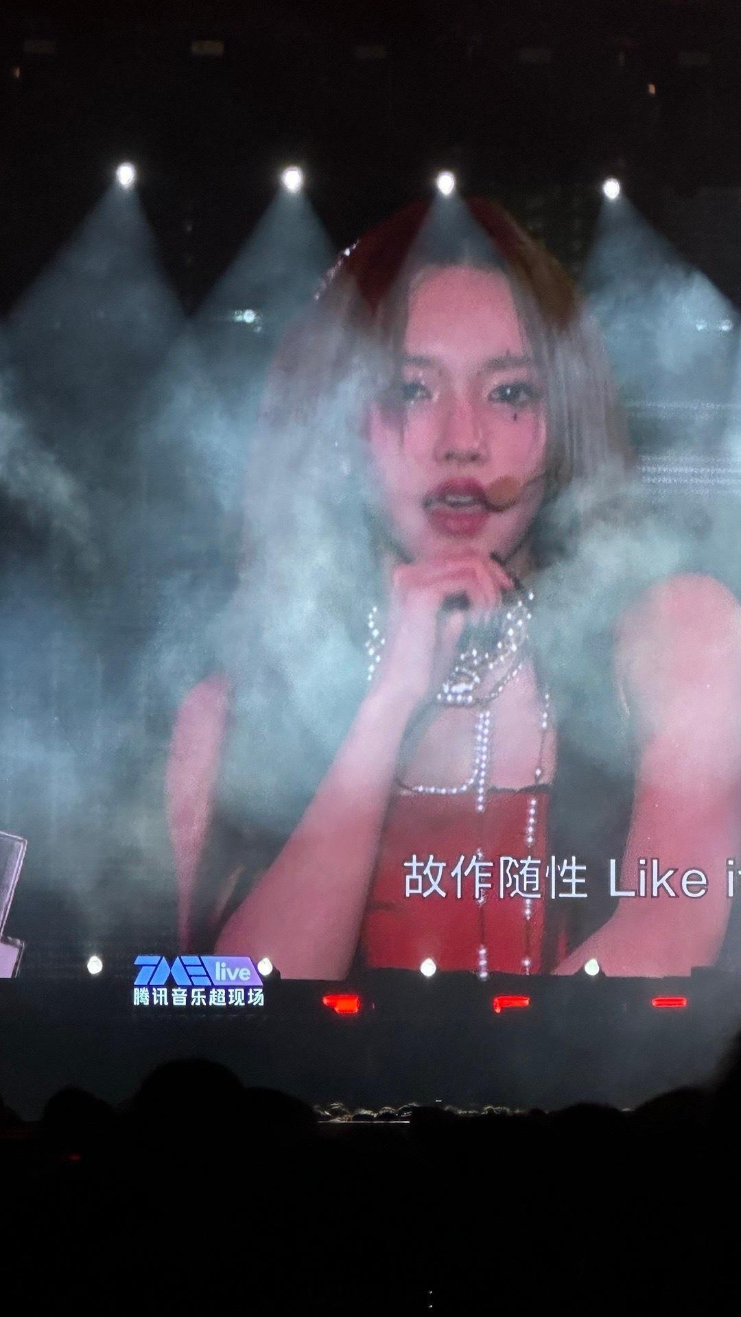 #程潇新曲首秀舞台##程潇乐华家演唱跳新歌# 程潇在乐华家族演唱会上的新歌首唱舞