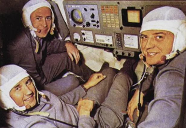 1971年，三名苏联宇航员在空间站工作23天后，成功返回地球。地面工作人员打开返