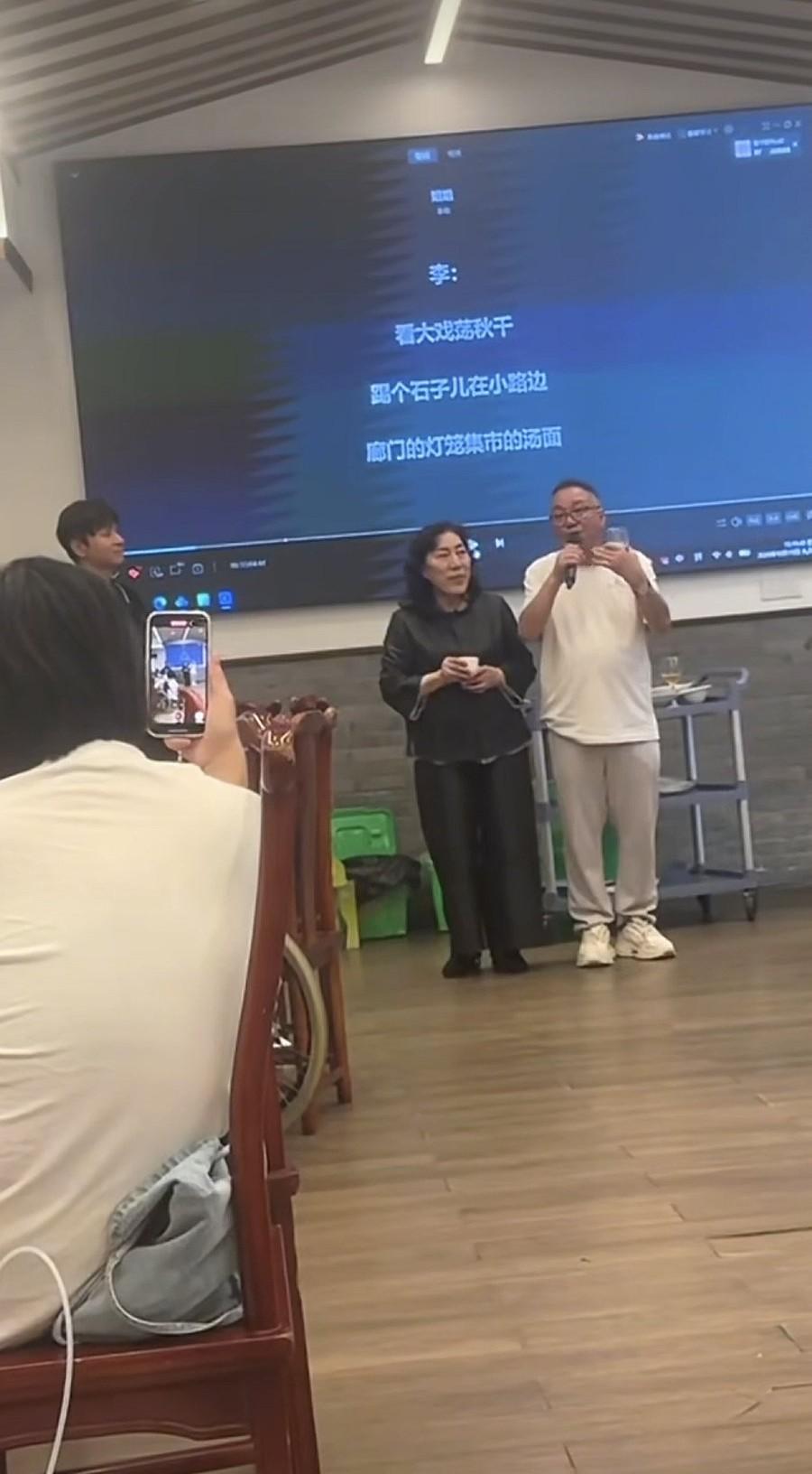 10月15日，乔任梁39岁冥诞，乔爸乔妈在上海一饭店与粉丝聚餐，乔妈秃顶厉害，乔