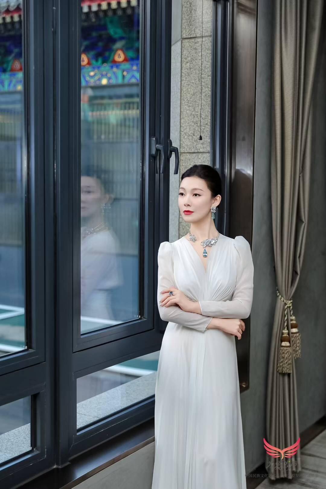 常思思国外机场即兴唱我爱你中国常思思中国文化有效输出对常思思来说，舞台不分大小，