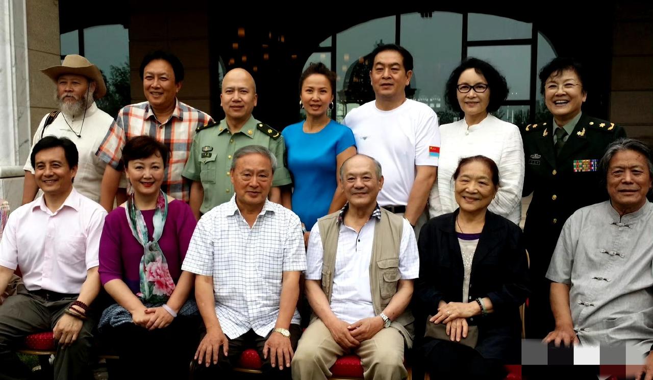 这张大合照：我认出了后排英姿隽爽的宋春丽，清雅文气的宋晓英，穿着格子衫的唐国强，