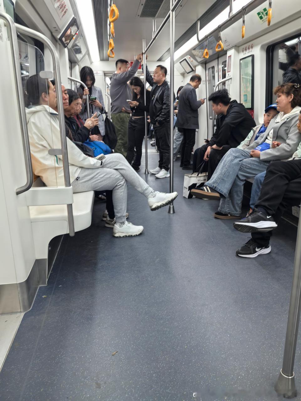 哈尔滨地铁网友： 2026年5月1日（五一假期第一天 ），多云，哈尔滨6-19℃