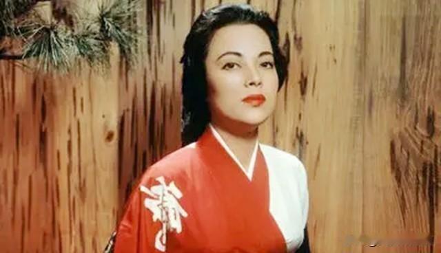 1945年日本投降后，在庭审汉奸的现场，李香兰被判处枪决。看着眼前的宣判书，她突