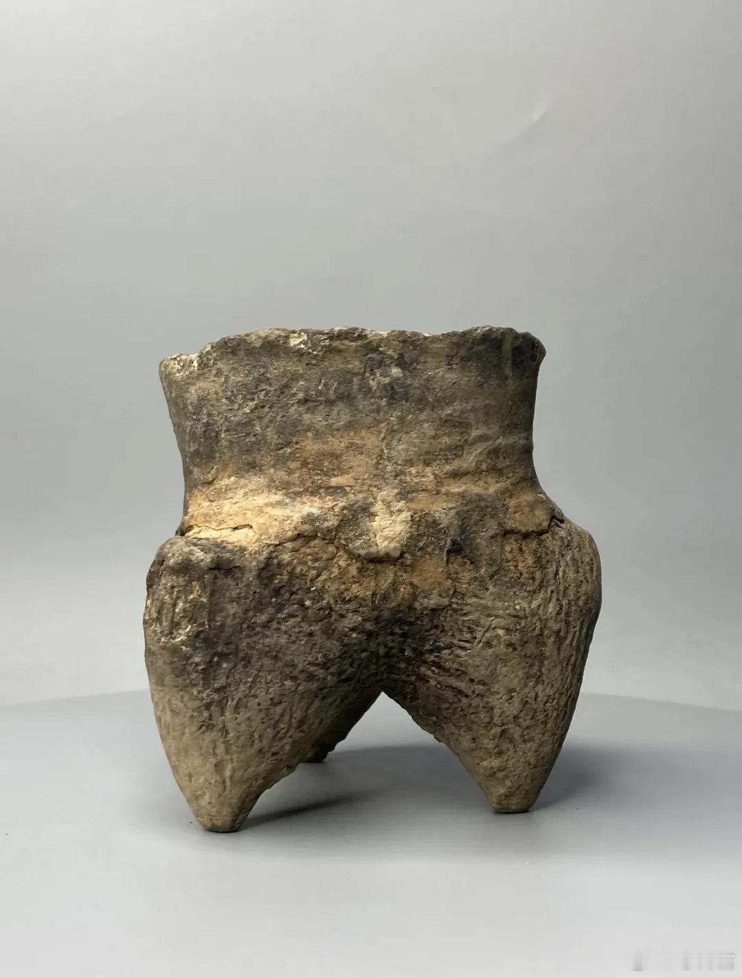和文物碰个面宋代瓷器 遂宁市博物馆藏一件南宋龙泉窑青釉三足鬲式炉，通体施梅子青釉