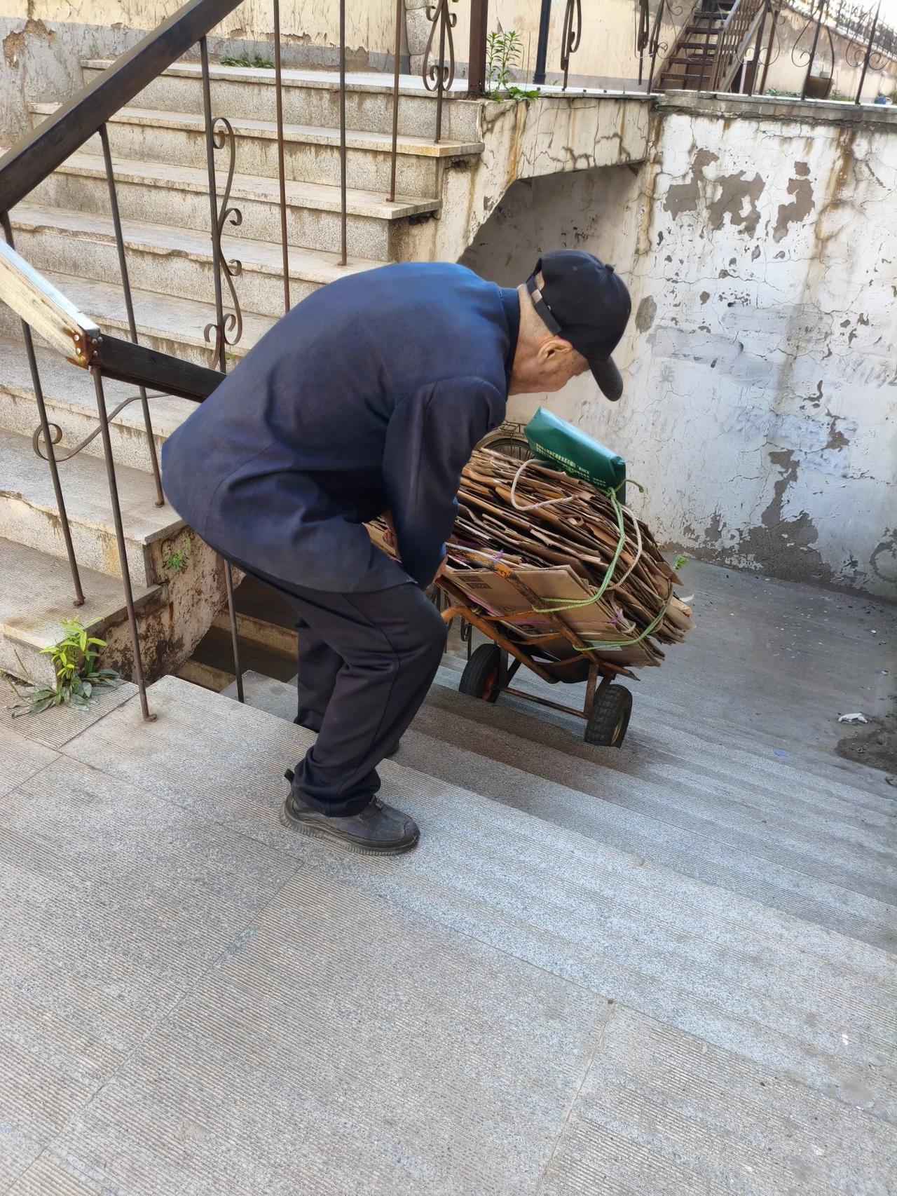 偶遇一大爷在往楼下运废品，身形佝偻，步履蹒跚，看起来很吃力，我想上前帮他，他一个