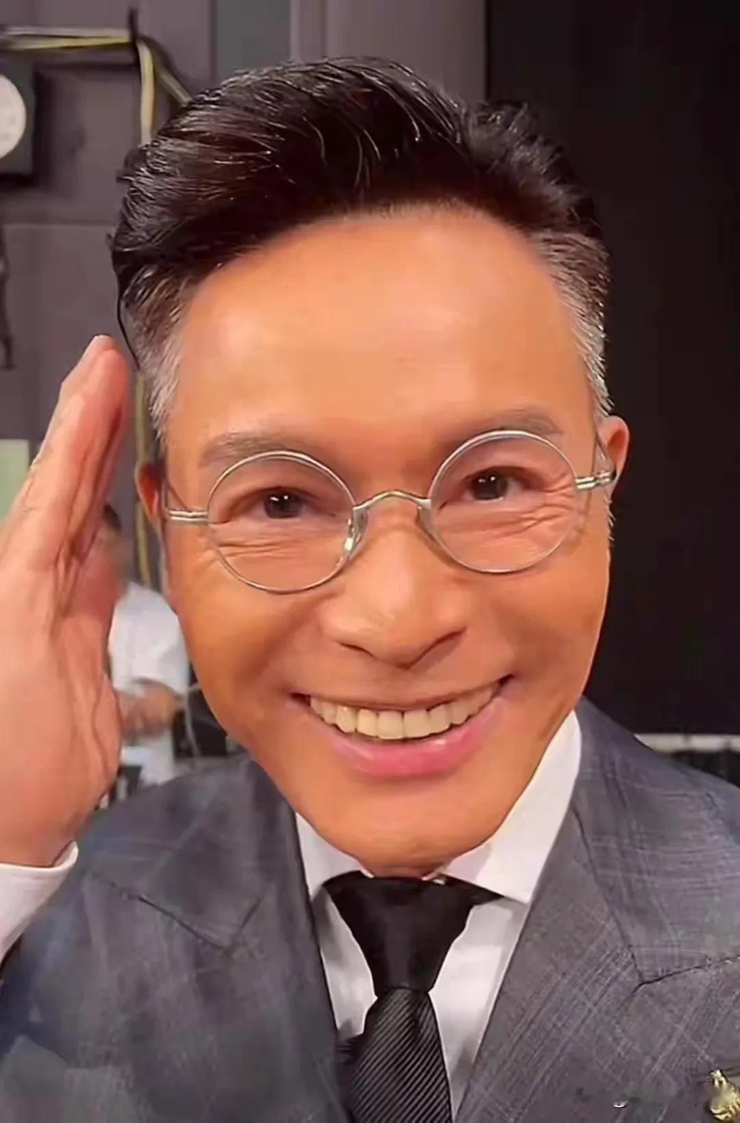郭晋安在公司上市前25天与小15岁的妻子离婚，结束了18年的婚姻，此前两人已分居