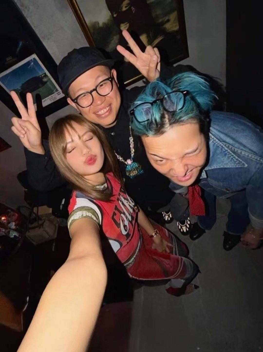 权志龙Lisa同框合照权志龙Lisa同框合照，今夕是何年，期待合作权志龙与lis