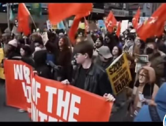 美国抗议队伍挥出共产主义旗子！“出路只有一个，共产主义革命！”喊出了历史的最强音