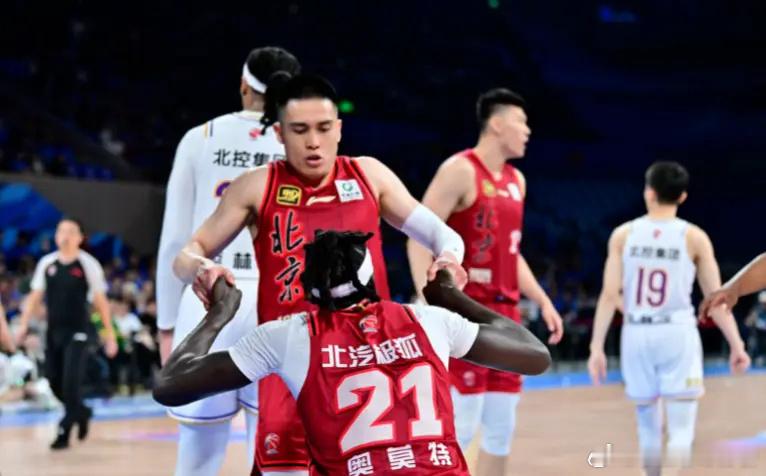 社媒取关曾凡博！新赛季1分不得，北京队一操作令奥莫特无球可打这个休赛期，北京男篮