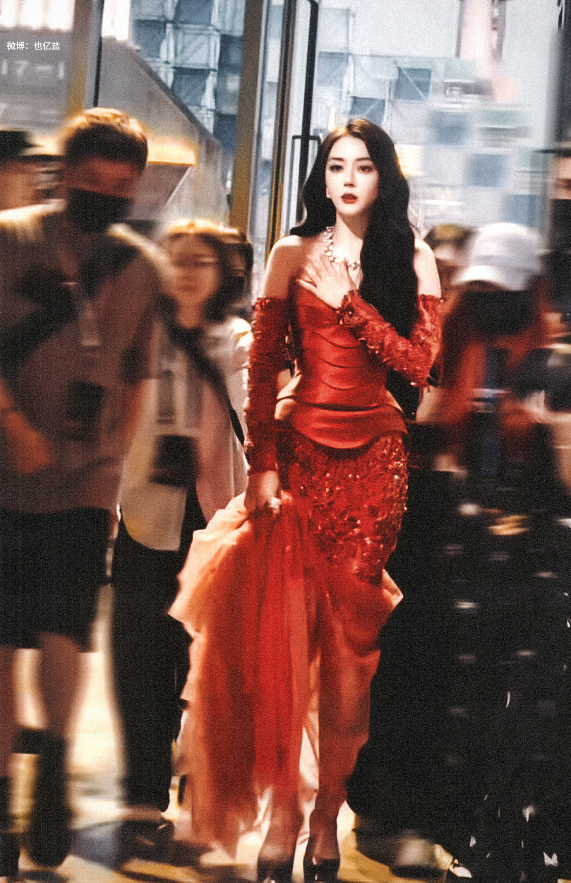 迪丽热巴给马丽段奕宏打招呼金鹰女神，金鹰视后迪丽热巴，期待利剑玫瑰再创佳绩。 
