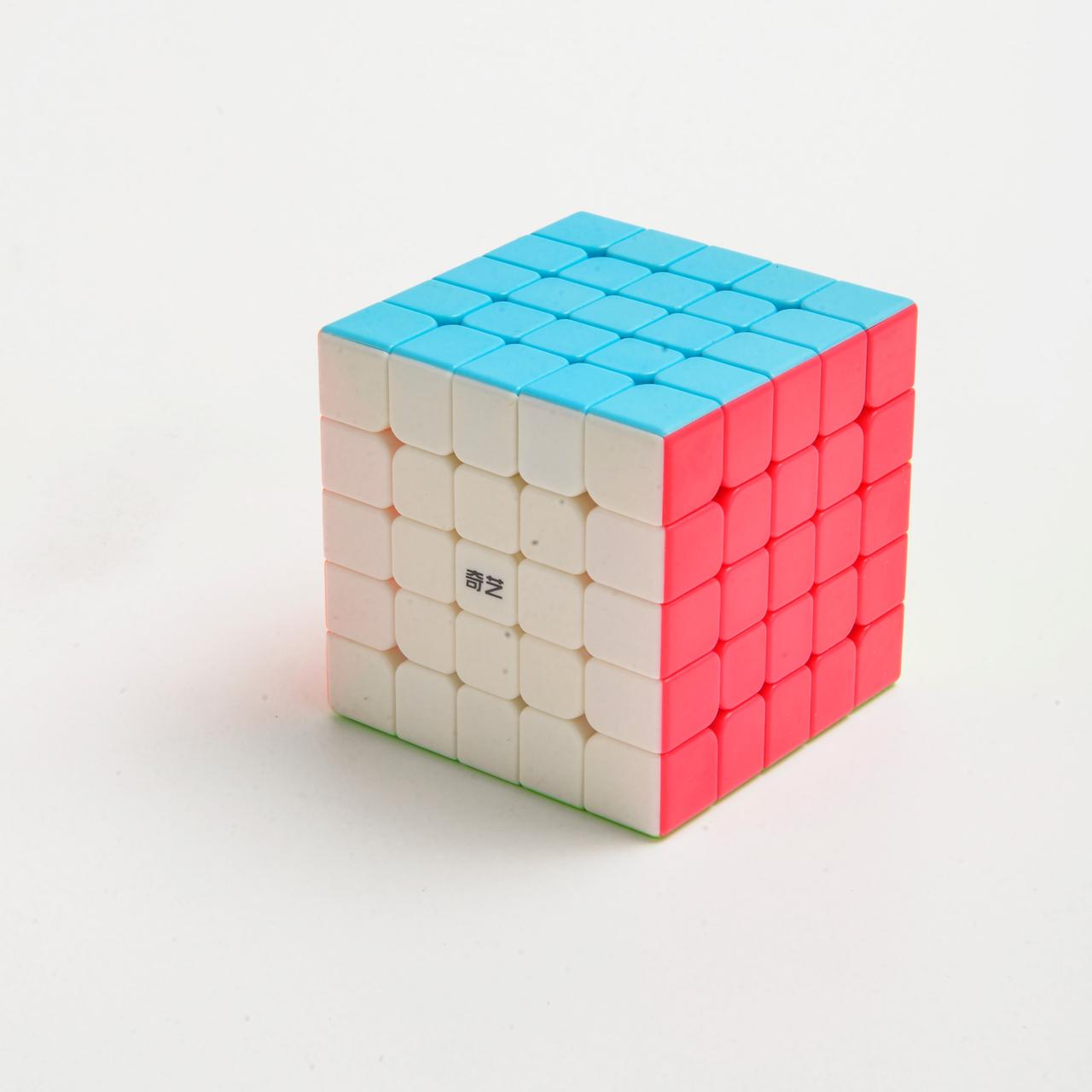 最近小孙女学校孩子们热衷于魔方学习，回家让我买个魔方给她，在网店挑了一个五阶魔方