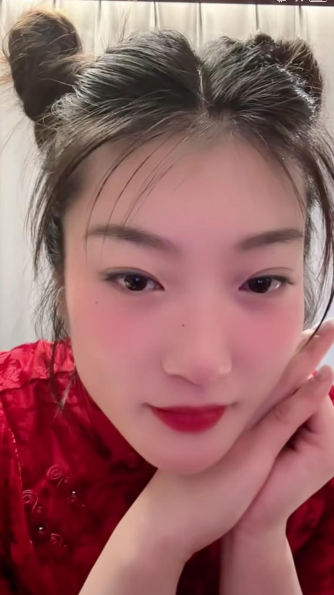 【看看勒布朗梦这打扮像不像哪吒啊，四方大脸，梳上两个嘎达头，配着一件红色衣服，气