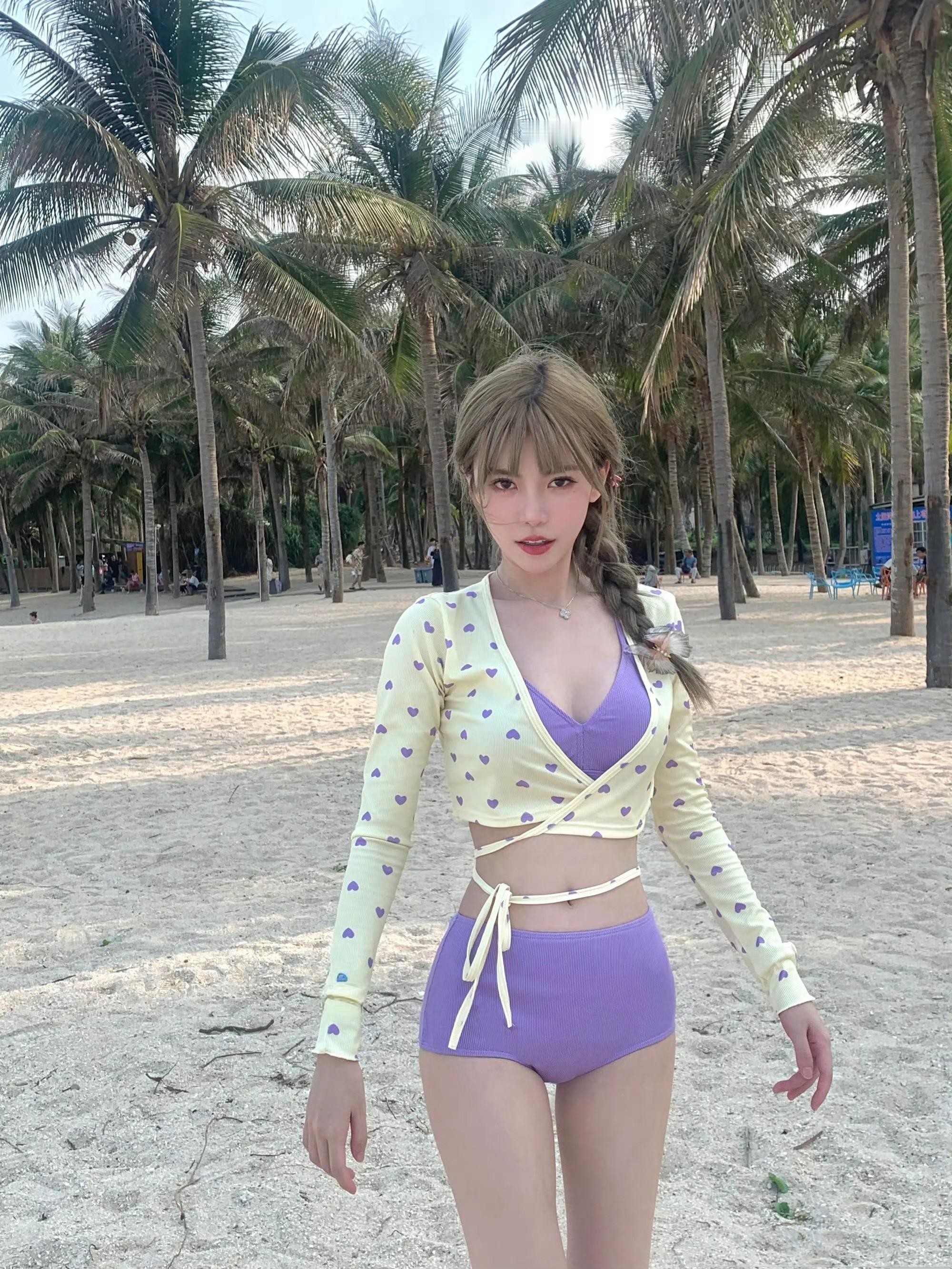 周淑怡，泳装更新，满满的夏日气息。周淑怡