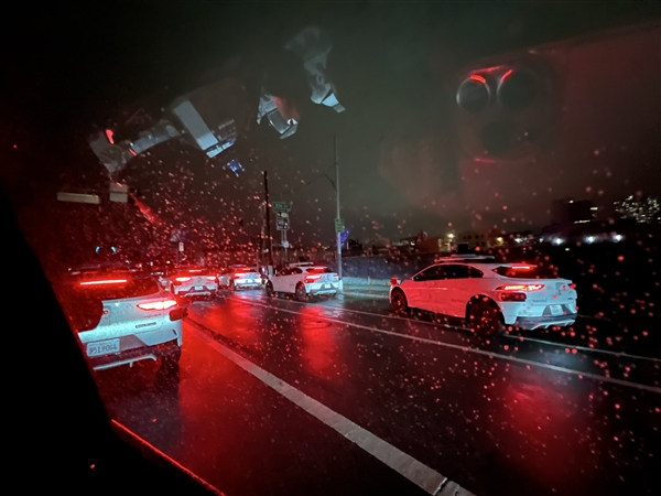 Waymo自动驾驶出现史诗级丑闻 博主：特斯拉FSD实测不会卡死 