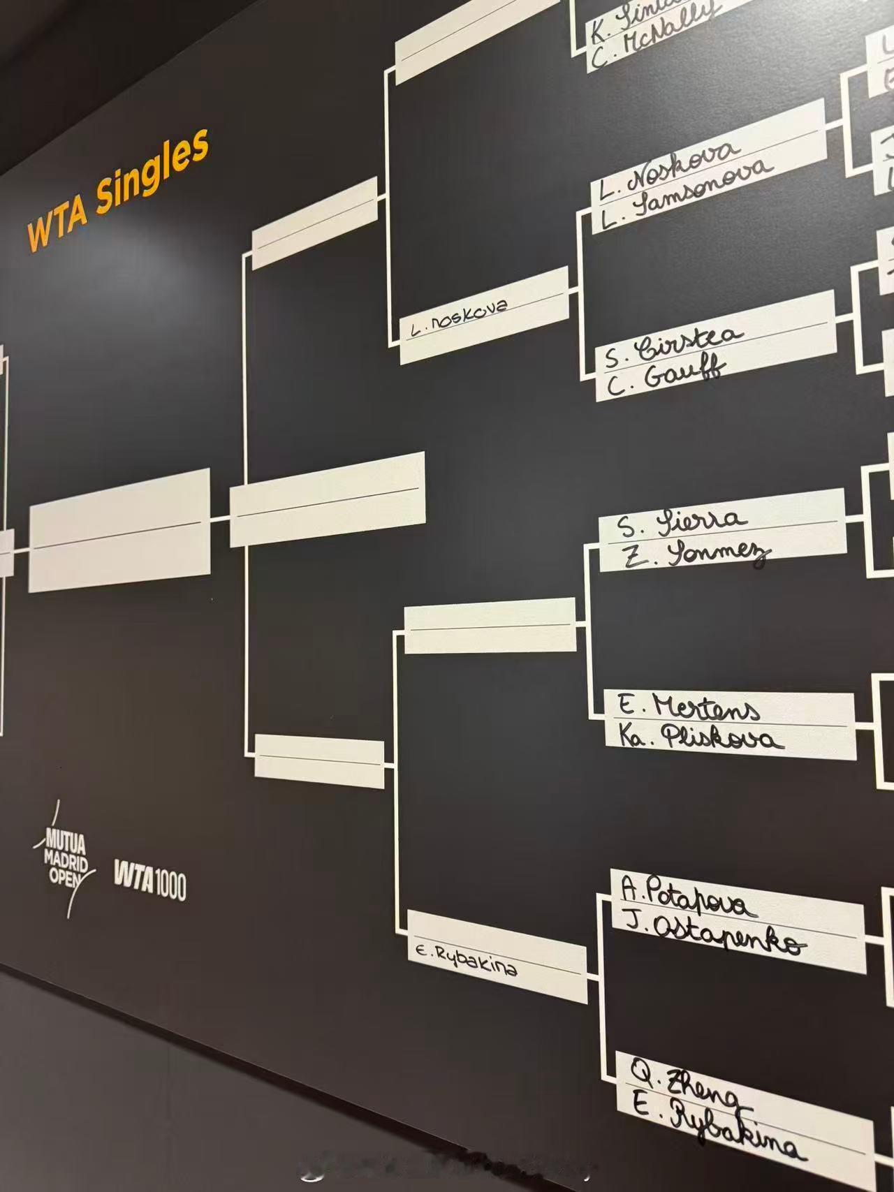 【这是假消息】谁说郑钦文退赛了？工作人员写错了❌，希望钦文今晚来打脸出处网页链接