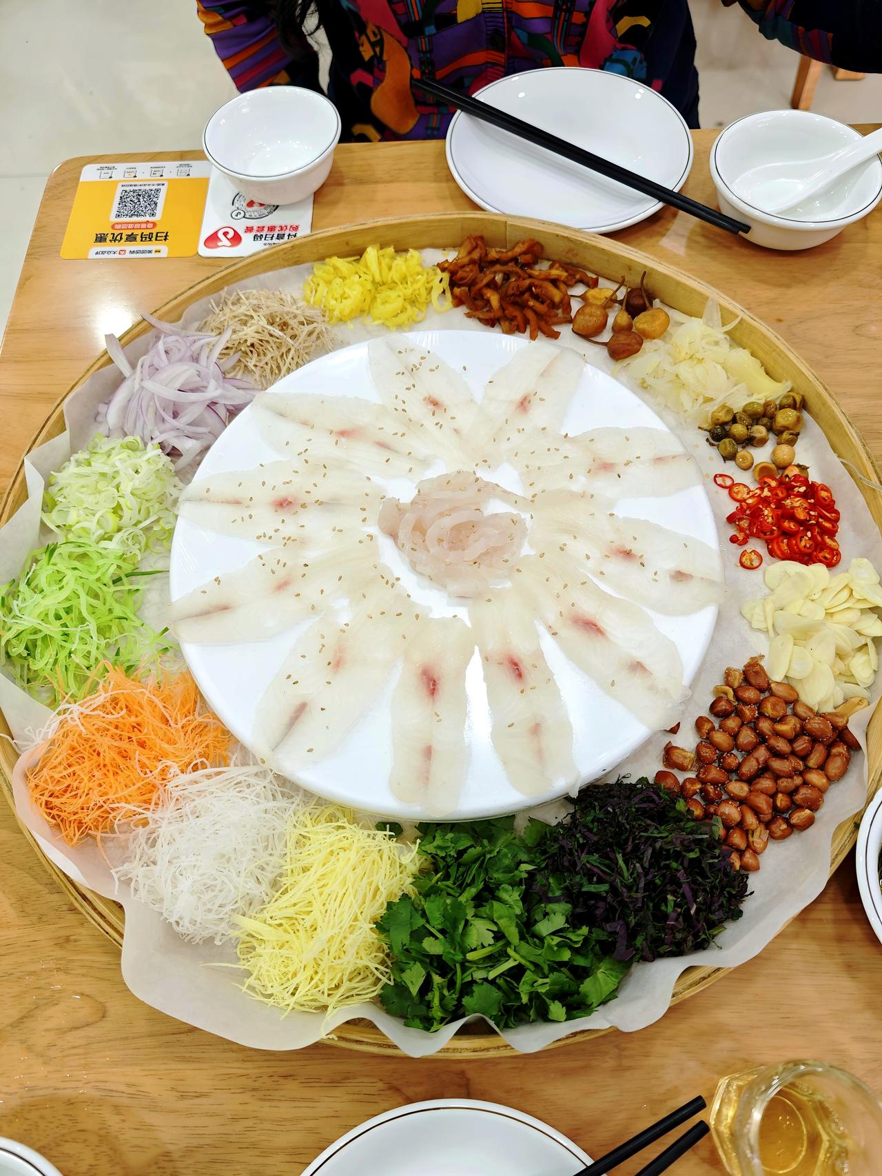 顺德鱼生鼎鼎大名，为何到了顺德店家却要推荐横县鱼生？

到广东必吃美食，吃美食必