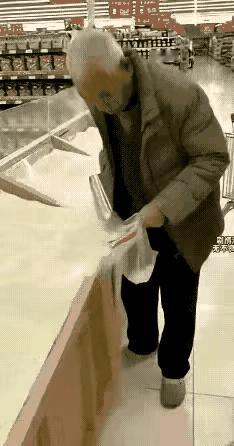 天生坏种，跟年龄没关系。
这么糟蹋粮食会遭天遣的！包括食堂那些大半儿大半儿剩饭倒