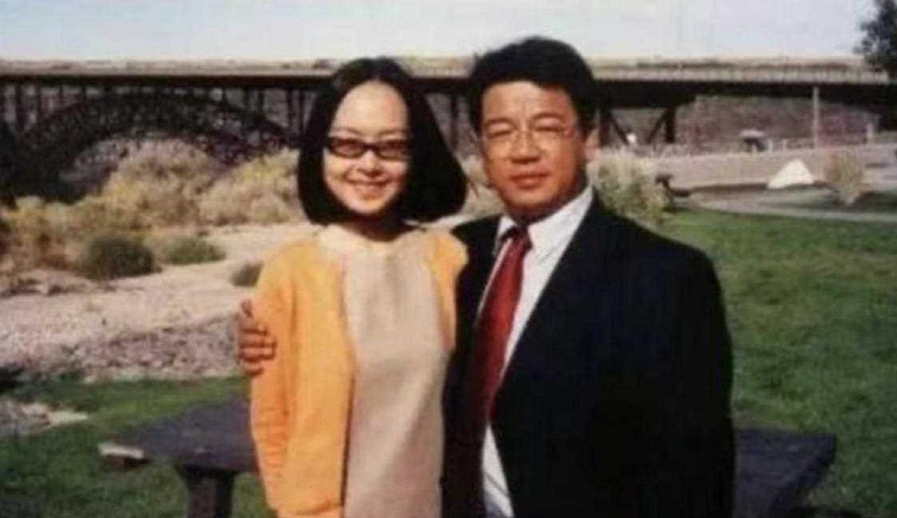 13岁认识，18岁恋爱，30岁离婚，40岁又嫁给了他。鲁豫跟朱雷这半辈子，兜兜转