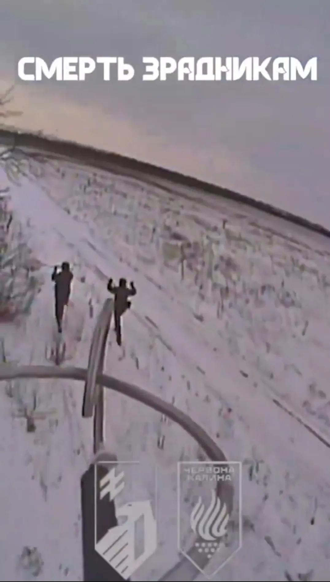 乌军无人机打击试图向俄军投降的乌军士兵。在乌克兰战场上，之所以很少出现成建制乌军