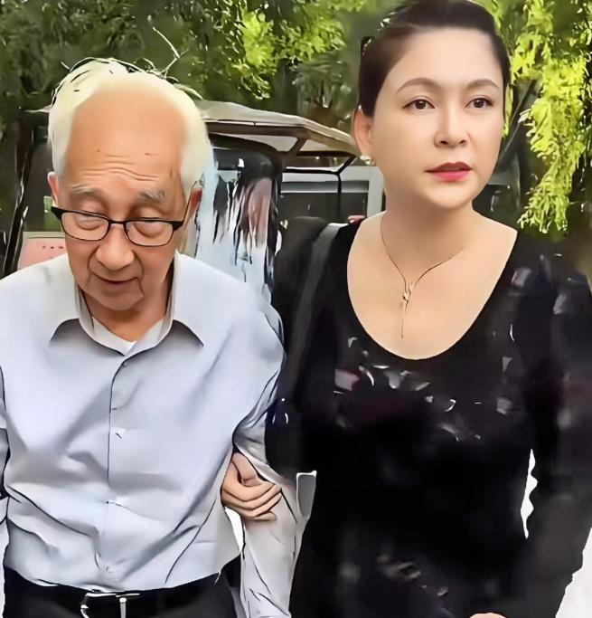 90岁画家靳尚谊和妻子外出散步的情景，靳尚谊有了老年人正常的特征，抬头纹，驼背，