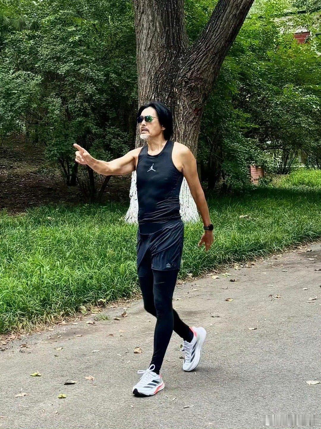 网友在北京朝阳公园偶遇周润发晨跑锻炼，发哥还是非常友好的和大家合了影[老师爱你]