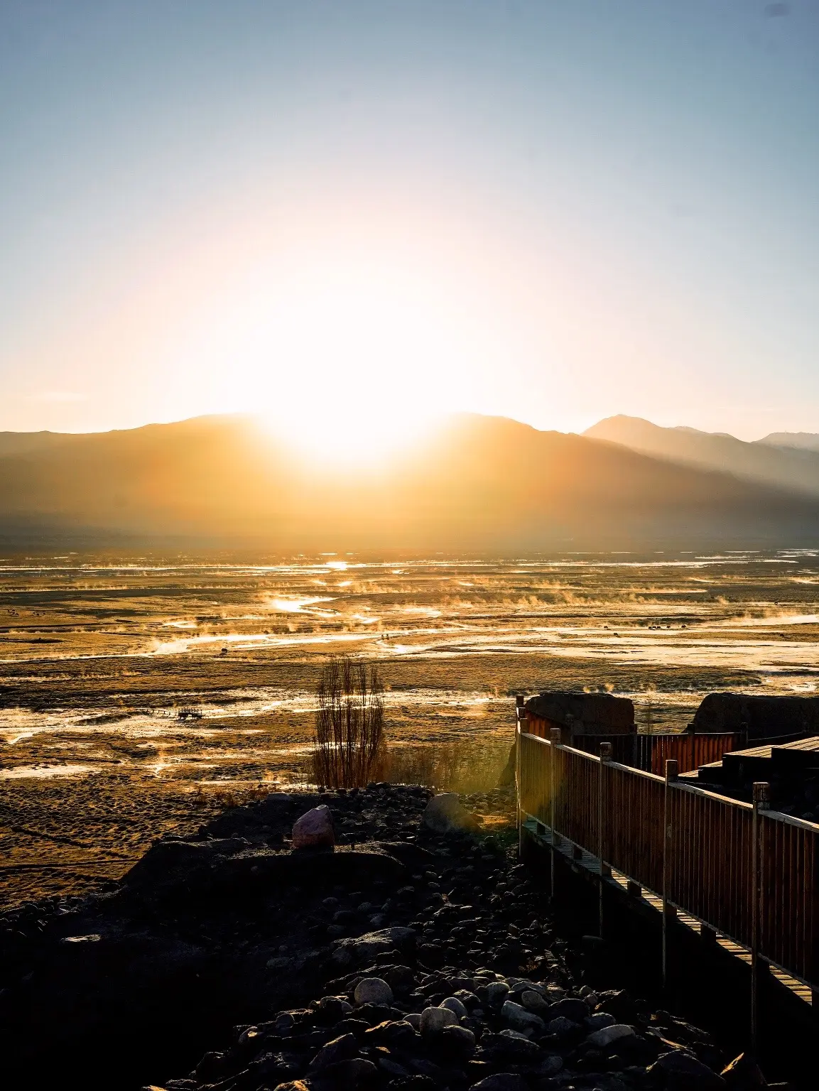 石头城攻略🏔️眺望慕士塔格日照金山。塔什库尔干，取维语“石头城堡”之意。所以当然要来这座古丝绸之路上具有重要历史意义的神秘古石头城来感受一番，这里是古时盘陀国的都城，距今2000多年的历史，也是玄奘东传佛法的必经之路，丝绸之路中路和南路的汇聚地。 
一大早赶在10点多日出时来到这里，看了一场日出，也意外的收获了慕士塔格峰的日照金山。阳光洒在古城遗址的残垣断壁上，诉说着历史的石头城千年前的繁华。 
TIPS：
❶石头城海拔3700米，上台阶时注意别剧烈运动
❷冬天日出时间比较晚都在10点以后，气温很低，注意保暖
❸冬天傍晚7点天就黑了