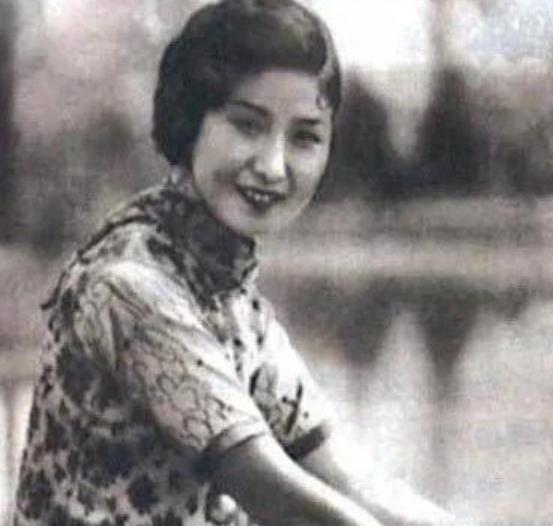 1940年深夜，民国大美女郑苹如，被秘密押到小树林执行枪决，可特务却犹豫半天不忍