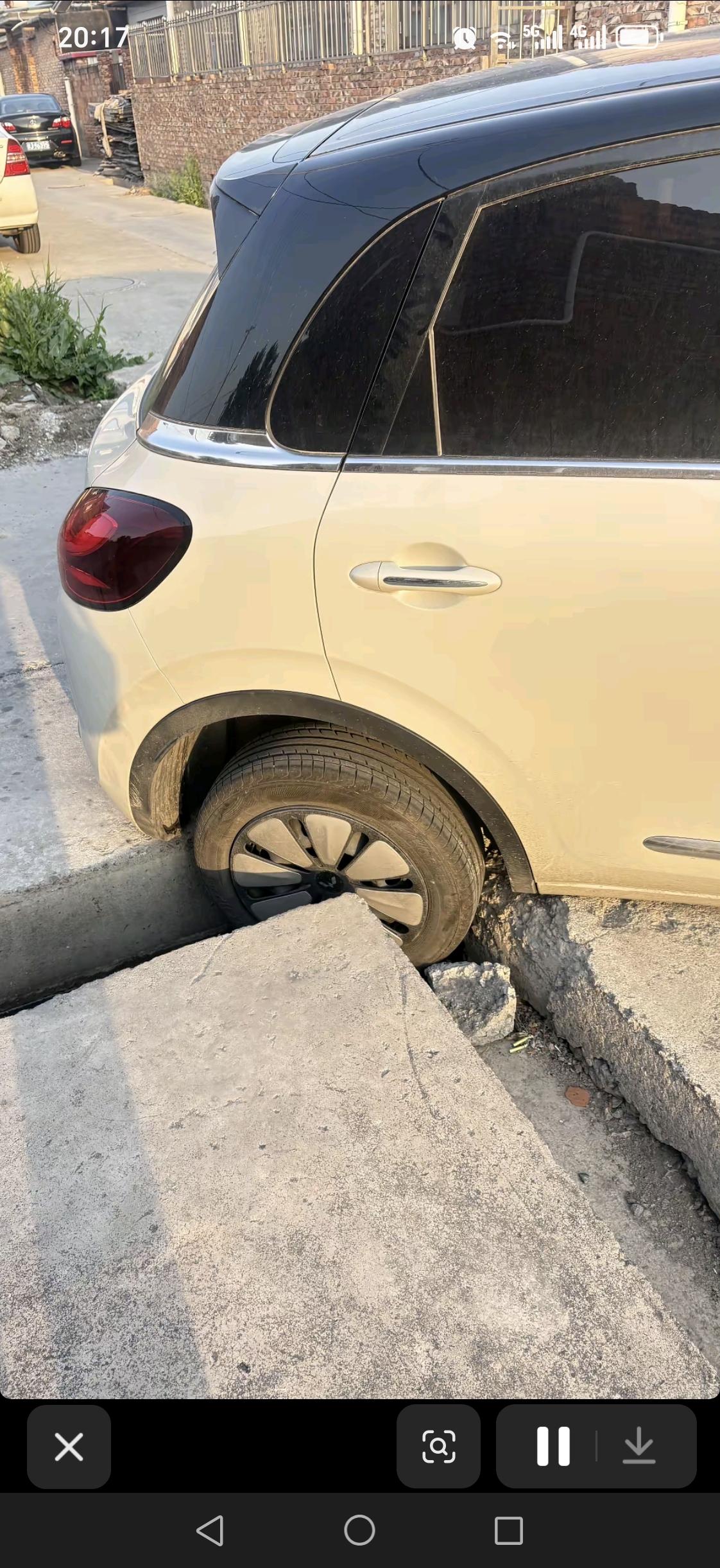 农村版“道路陷阱”，主打一个防不胜防！
 
不知大家注意到没有，现在农村的下水道