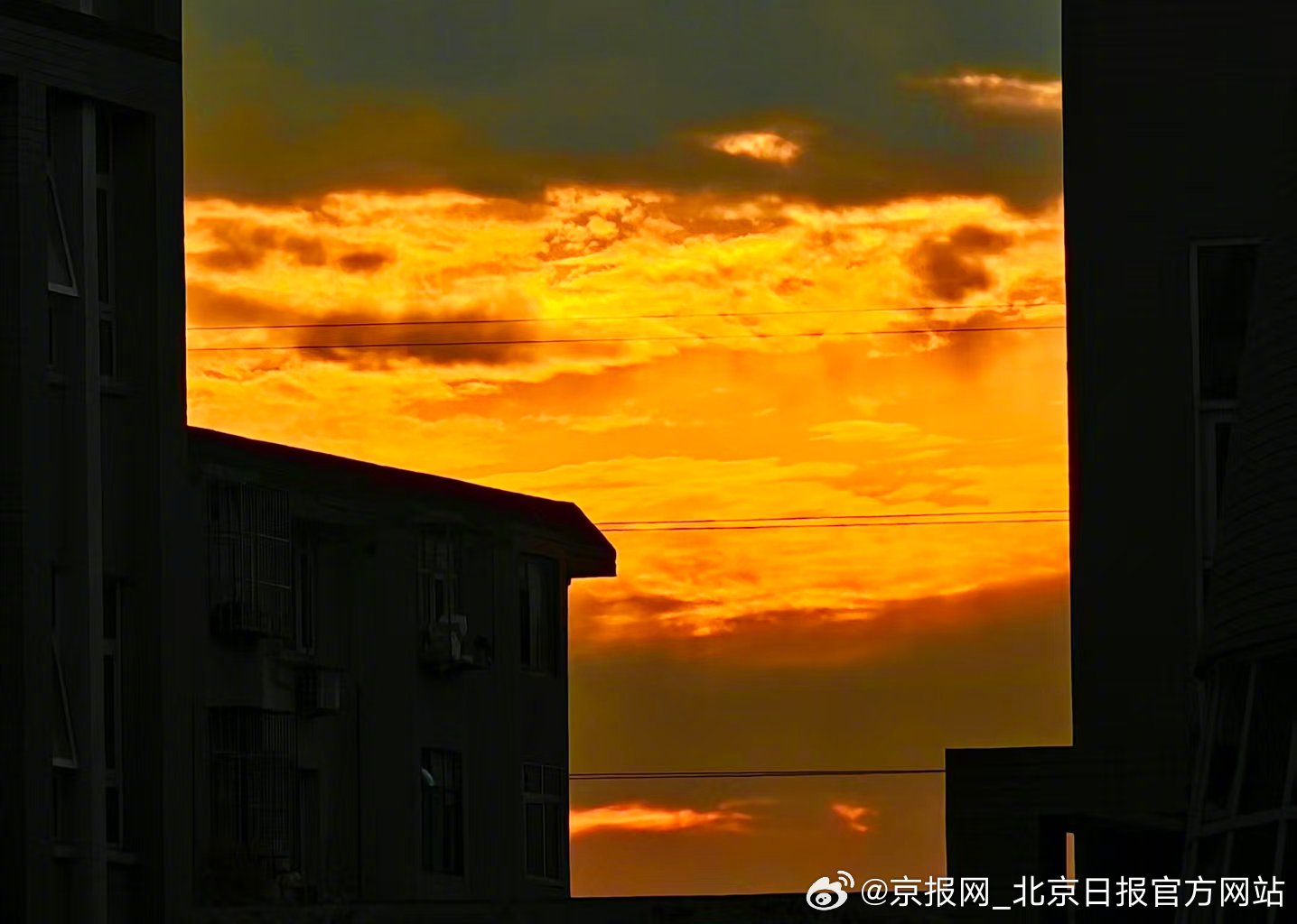 【香甜！#北京晚霞请你吃焦糖蛋糕#】#今天北京真好看# 10月11日傍晚，北京连
