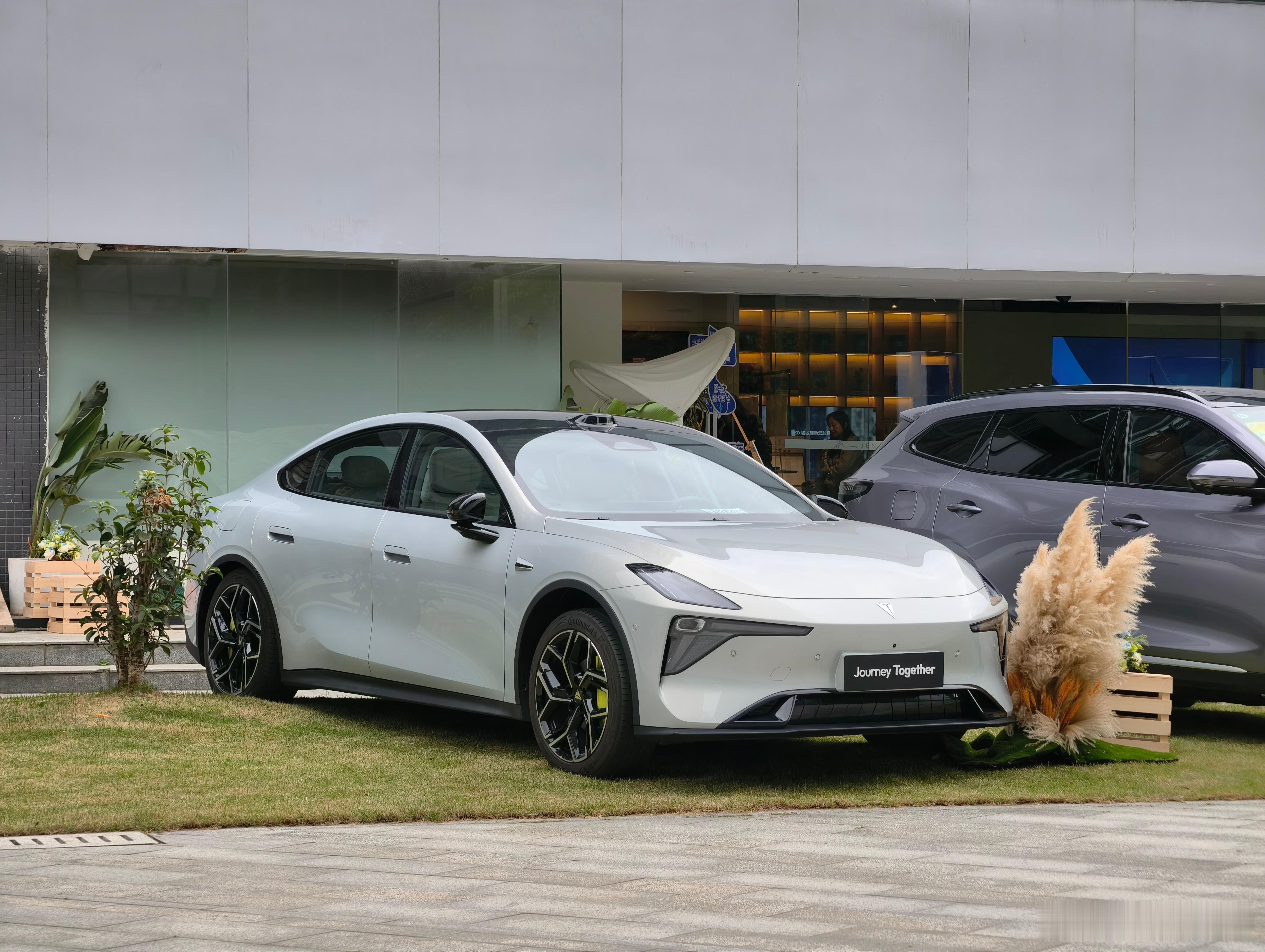 深蓝 L06 不错啊，底盘和辅助驾驶能力在这个价位很有竞争力。（激进一点的表达：