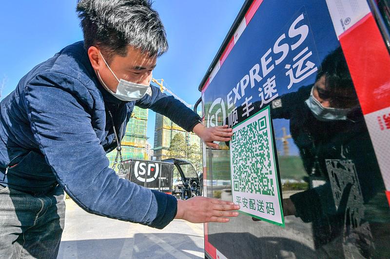 之前刷到这个新闻的时候真的有点气闷。快递员派件途中摔骨折，找公司索赔直接被拒，对