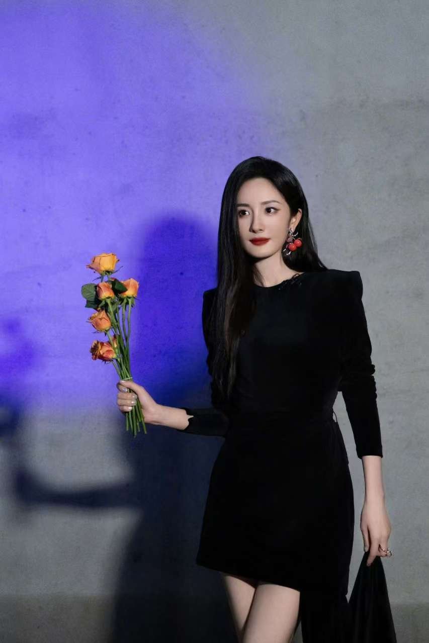 在杨幂这里，没有最美只有更美！这次黑色长裙造型真的太爱了～气质氛围感通通拿捏，光