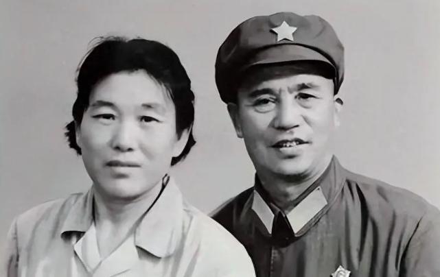 1947 年，四野一位师长娶了牺牲战友的遗孀。新婚夜，他没碰新娘，反而对着她提了