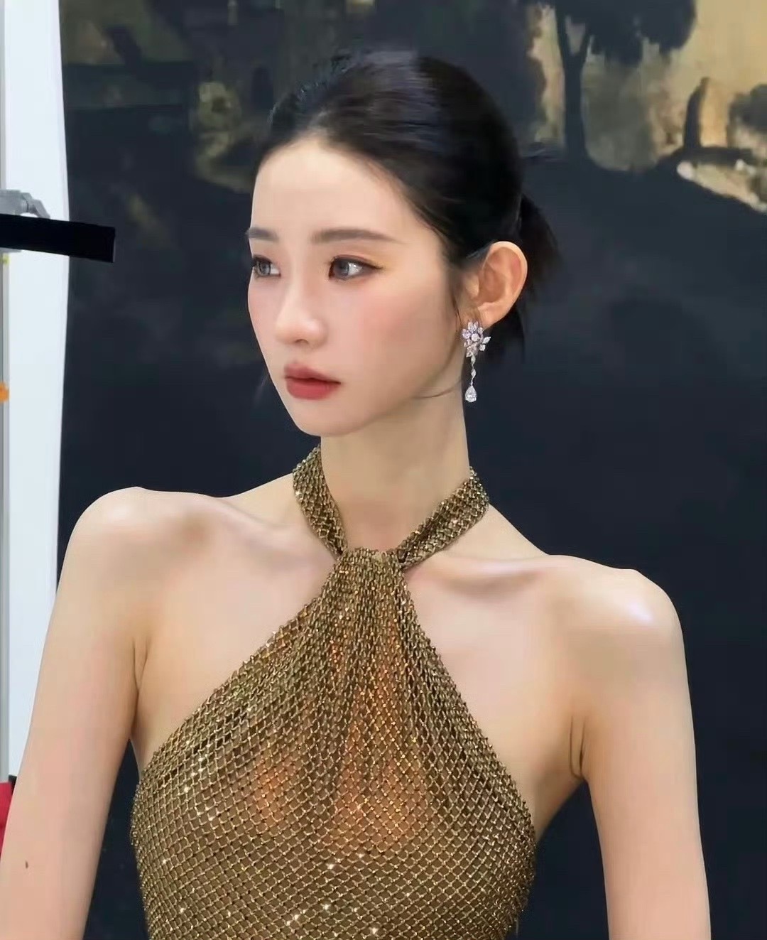 被张艺凡钓成翘嘴了 张艺凡不仅拥有一张盛世美颜的脸，甚至还拥有完美的身材比例，就