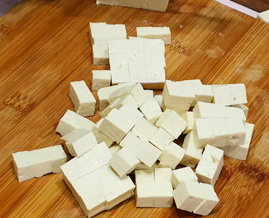 买豆腐时，请牢记这“4不买”，超市老板：我从不给自家人吃！
购买豆腐时，不要买发