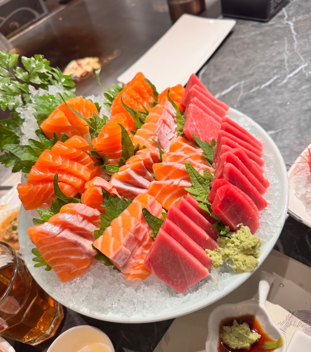 吃过炙烤的三文鱼，腻的不得了，一口下去全是油这玩意儿还是生吃的好烧饭阿姨把三文鱼