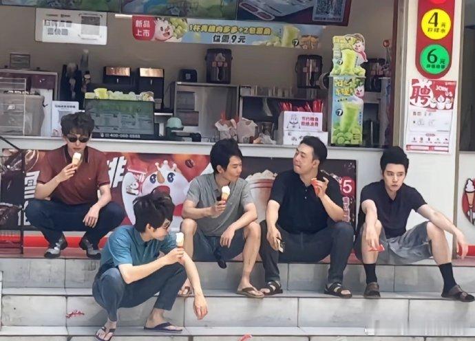 周震南张颜齐任豪唐九洲还回内娱吗 没了舞台华服，换上人字拖配金链子，连孟鹤堂杜海