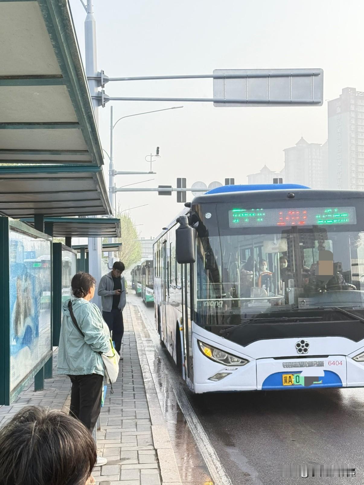 想知道石家庄的公交车啥时候加装耳牌？当多辆公交车同时到站时，根本就看不到后边的是