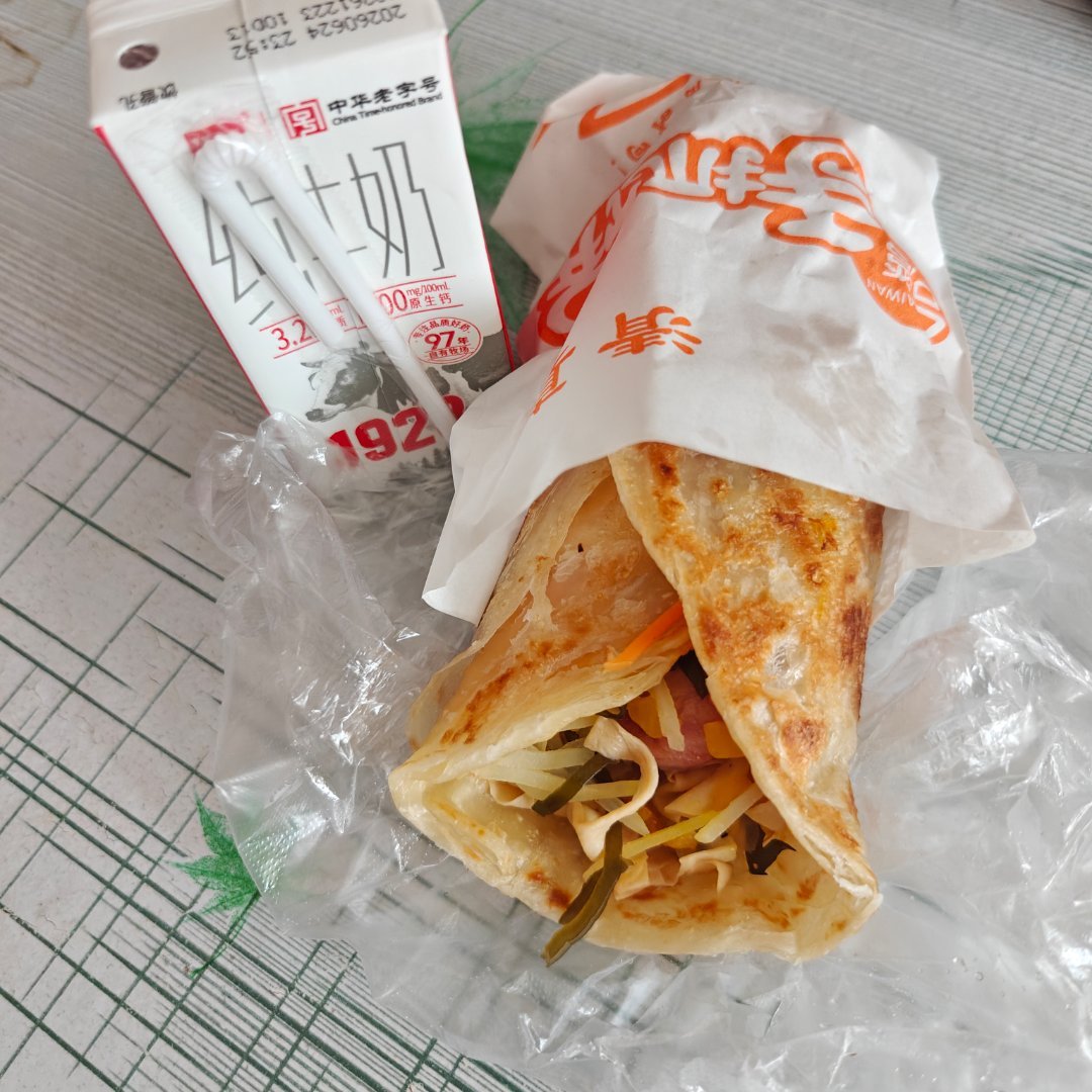 吃早餐啦下班茴来买了个手抓饼吃再来配个纯牛奶吃完又是睡觉的一天开始了 