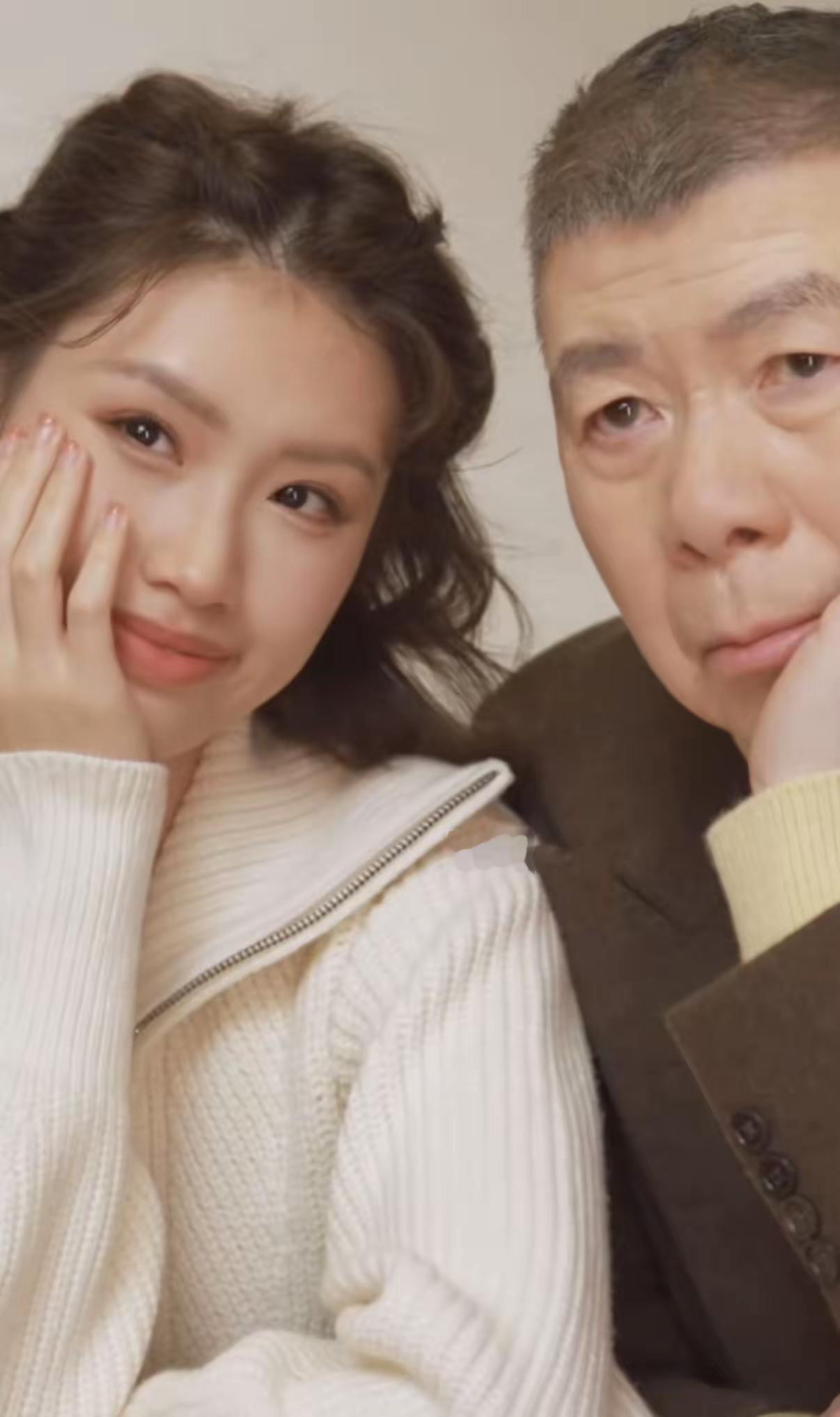 冯小刚和徐帆带着养女徐朵一起拍时尚杂志，之前还带着她参加各种时尚活动，徐朵在国外