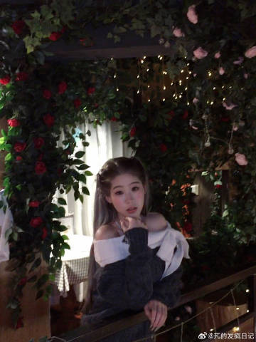 我说这张给我拍的像傻子<br />她们说是 纯欲风