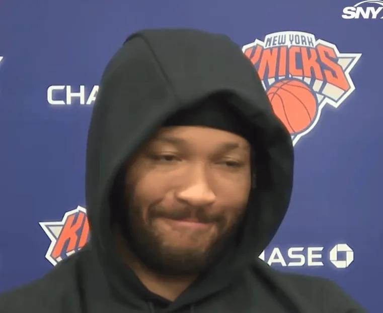 尼克斯控卫砸出27张纽约市长选票——但他连竞选海报都没印过一张。
布伦森昨天拍着