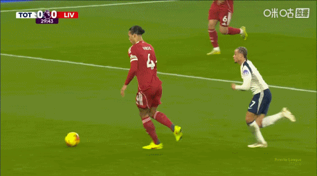 第29分钟，西蒙斯冲着自己国家队老大哥小腿来了一下，吃到黄牌，还要看var。。 