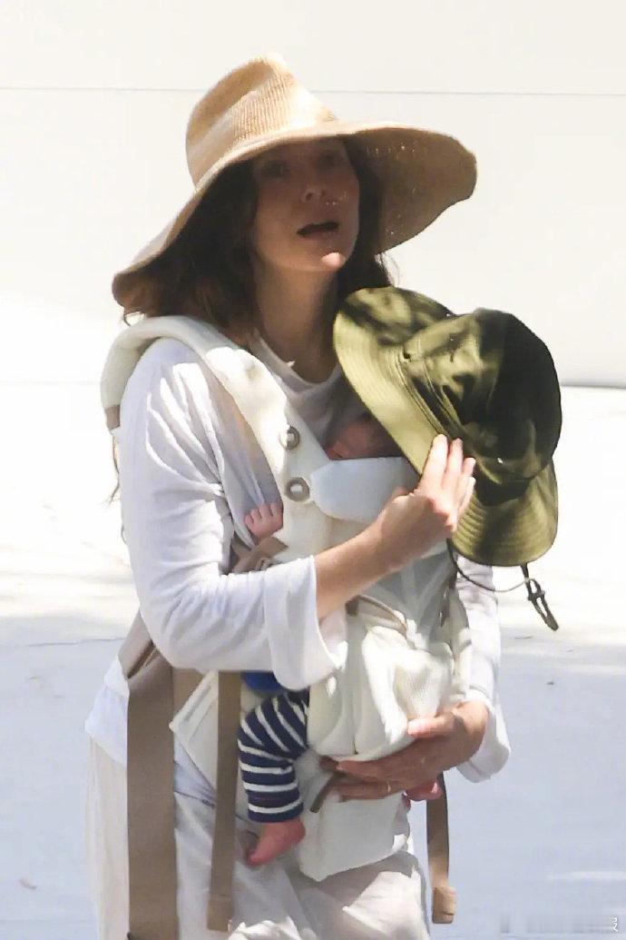 奥妹带孩子出街 家人们快看！奥妹伊丽莎白·奥尔森带娃出街，抱着小男孩的画面也太温