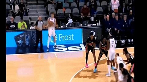 最近有人吐槽勇士那场边线球发得像卡壳的遥控车？马刺全队围着库里转，球都递不出去！