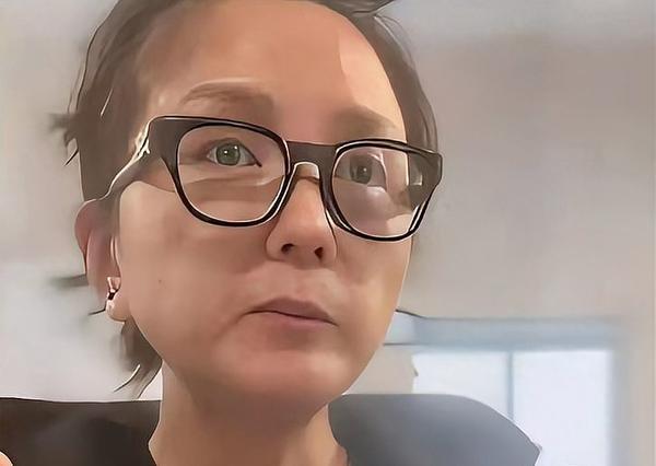 何洁四个孩子开销太大，她把保姆佣人都辞了，一切亲力亲为。要我说，她咋不把婆婆接来