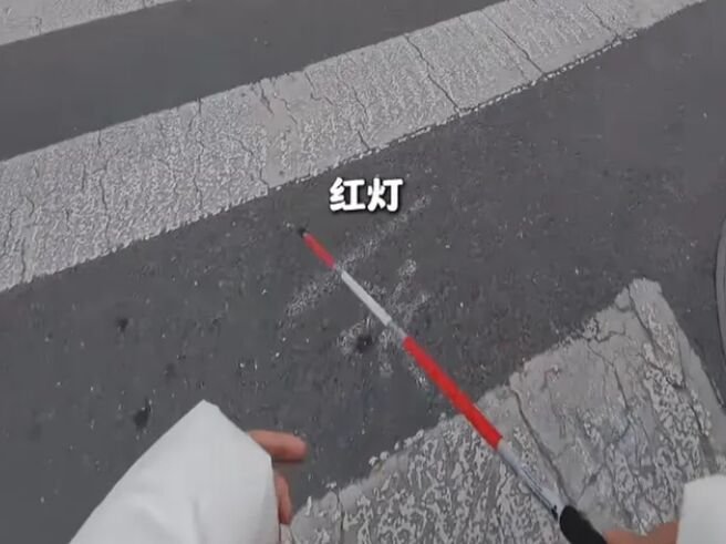盲人网红走盲道被电动车撞受伤，对方还出口辱骂，相关部门正式回应 