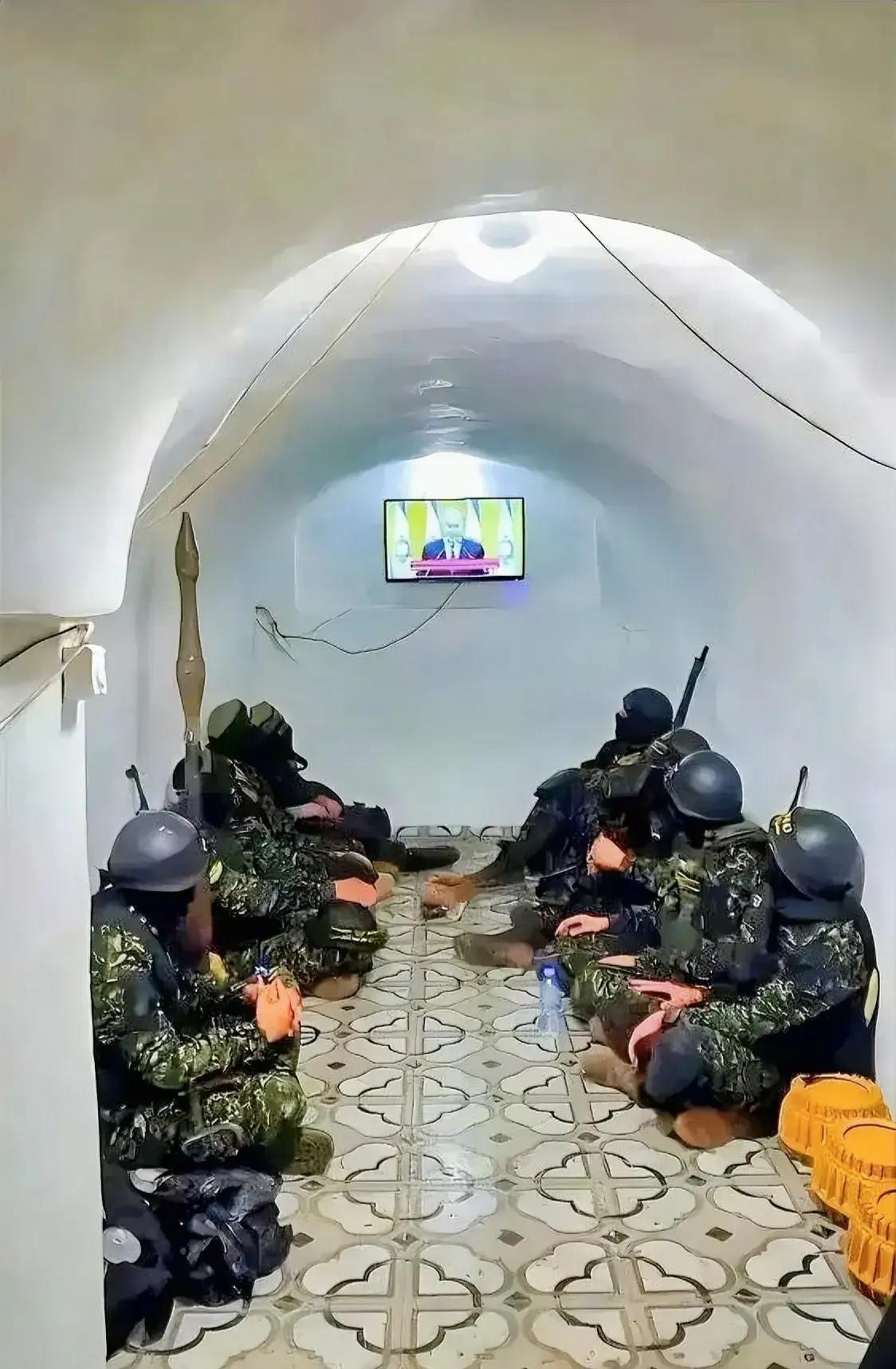 哈马斯公布了一张照片，照片上的武装人员坐在一个舒适的房间内，一边观看电视新闻一边